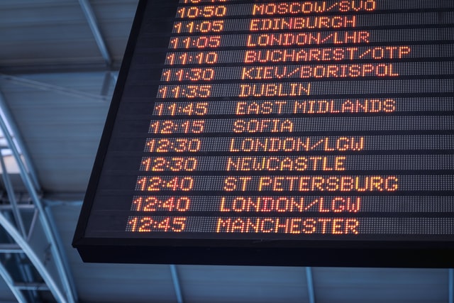 Tabla na aerodromima koja prikazuje dolazne i odlazne letove